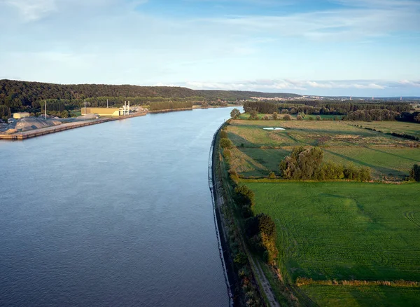 Paisaje del parque regional boucles de la seine y río visto desde pont de brotonne en francia — Foto de Stock