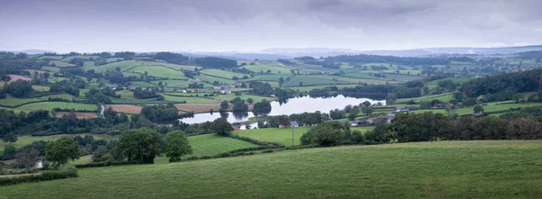 Pequeño lago de río yonne en francés morvan —  Fotos de Stock