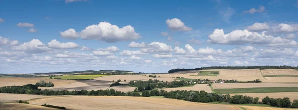 Collines vallonnées dans la campagne française au sud de Reims sous le ciel bleu en été — Photo