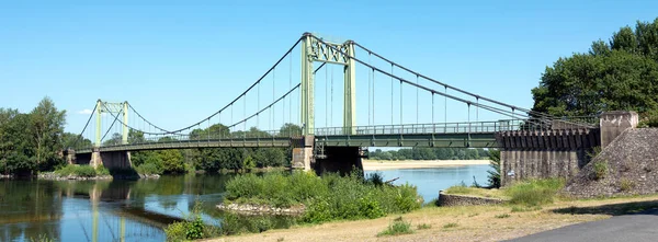 Pont sur la rivière loire en france entre les colères et les visites en été — Photo