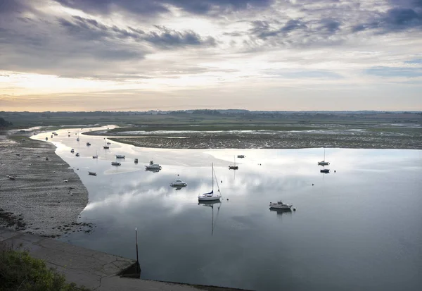 Boten in de rivier la rance in de Franse regio Bretagne bij zonsopgang in de zomer — Stockfoto