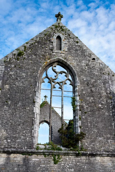 Ruiny kościoła w centrum Bretanii w pobliżu squiriou — Zdjęcie stockowe