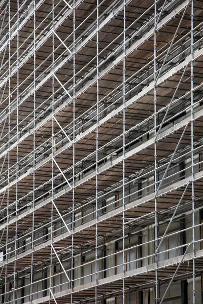 Scaffolding on facade of high rise building — Stock Photo, Image