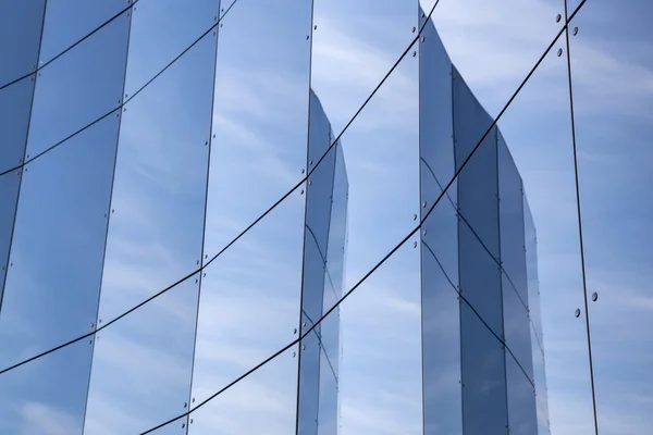 Painéis de vidro na fachada do edifício comercial — Fotografia de Stock