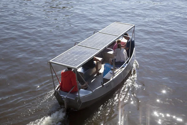 Petit bateau sur l'énergie solaire — Photo