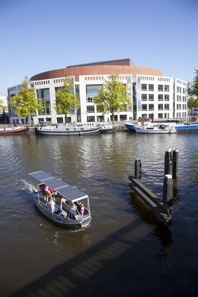 Opera binası önünde amstel Nehri küçük tekne — Stok fotoğraf