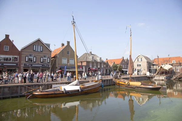 Old dutch sailing vessels in the harbor of Spakenburg — Stock Photo, Image