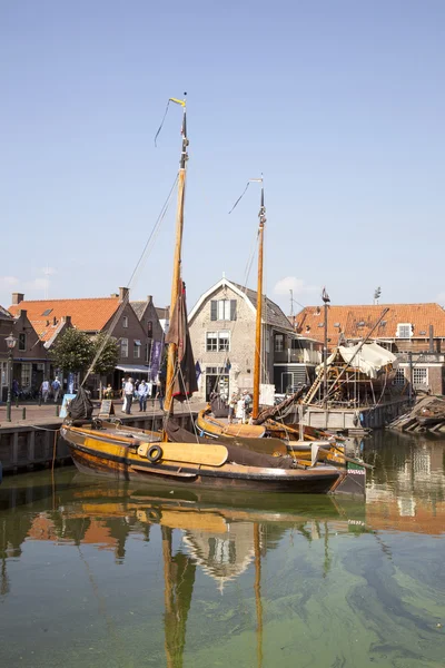 Old dutch sailing vessels in the harbor of Spakenburg — Stock Photo, Image