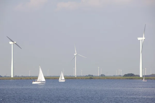 Barcos à vela e turbinas eólicas — Fotografia de Stock