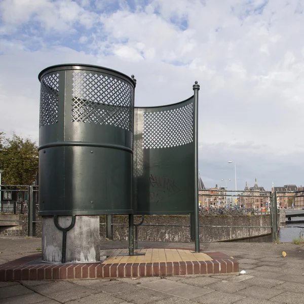 Servizi igienici pubblici vecchio stile in Amsterdam — Foto Stock