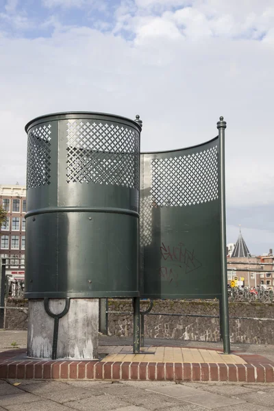 Amsterdam'ın eski moda umumi tuvalet — Stok fotoğraf
