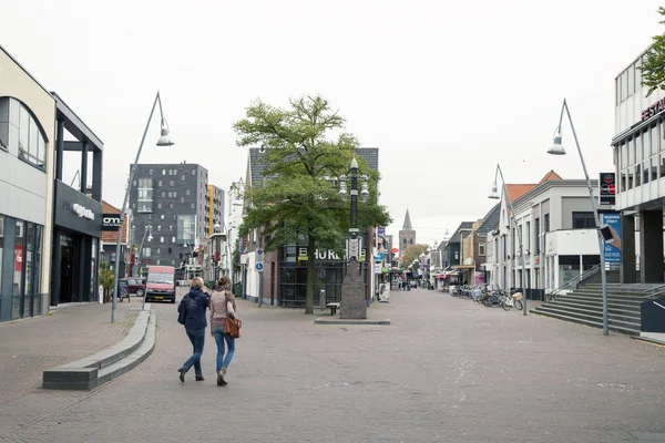 Människor gå i Ede centrum — Stockfoto