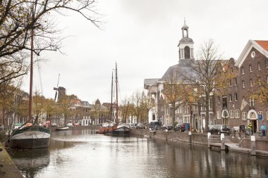 Schiedam Haven'da Lange jenevermuseum araya geldi.