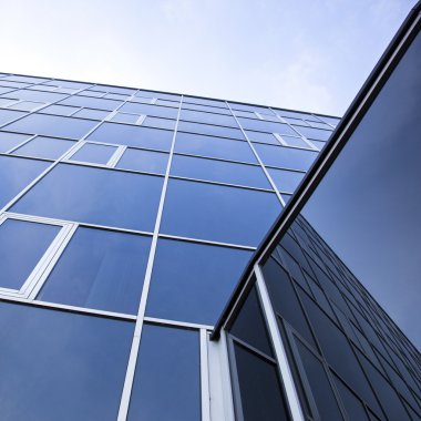 Cephe ofis binası ve gökyüzü yansımaları