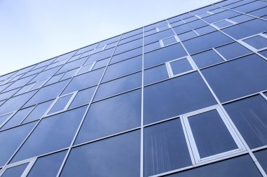 Cephe ofis binası ve gökyüzü yansımaları