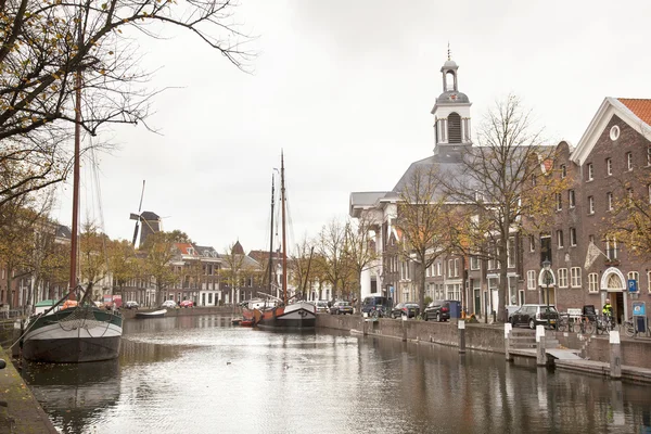 Lange haven te Schiedam ontmoette jenevermuseum — Stockfoto