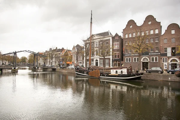 Lange haven te Schiedam ontmoette jenevermuseum — Stockfoto