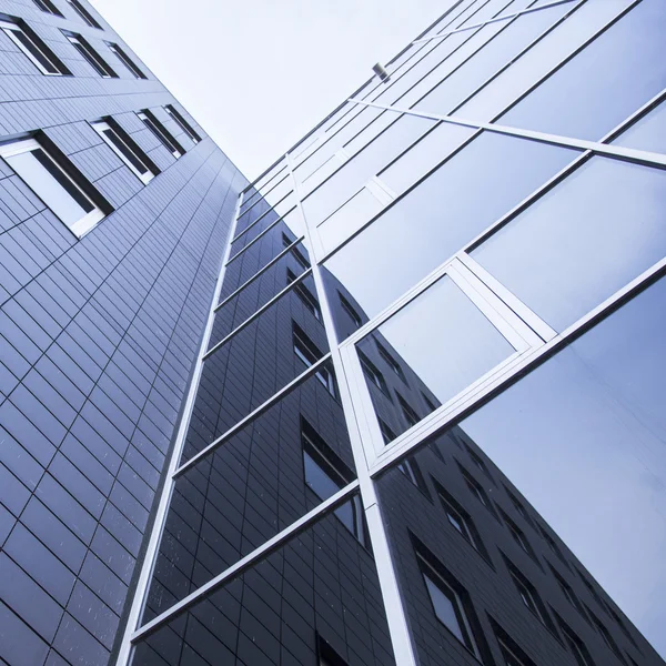 Fachada de edificio de oficinas y reflejos del cielo — Foto de Stock