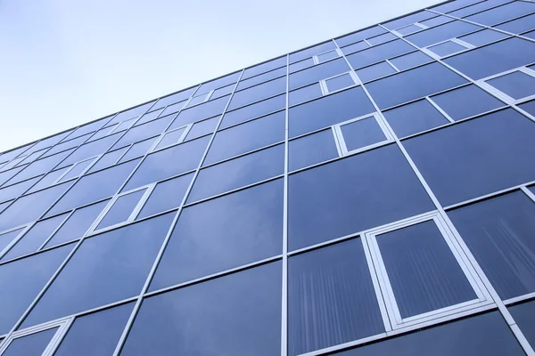 Cephe ofis binası ve gökyüzü yansımaları — Stok fotoğraf