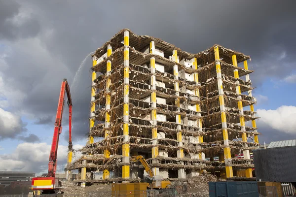 Demolizione in corso in un grande edificio — Foto Stock