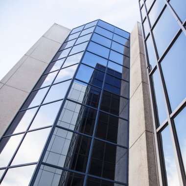 Ofis Binası ve bulutlar yansımaları