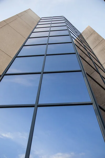 Fassade eines Bürogebäudes mit blauem Himmel — Stockfoto