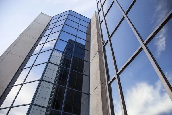 Kantoorgebouw en reflecties van wolken — Stockfoto