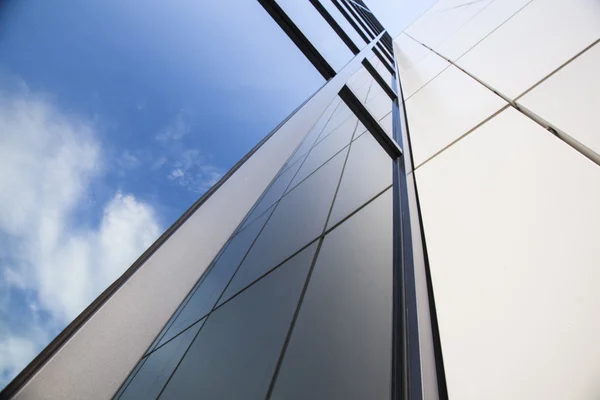 Fachada de edifício de escritório branco com céu azul — Fotografia de Stock