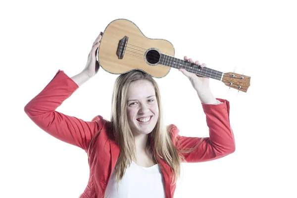 Dospívající dívka drží ukulele ve studiu proti Bílému pozadí — Stock fotografie