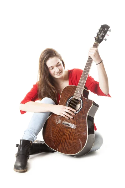 Adolescente detém guitarra em estúdio — Fotografia de Stock
