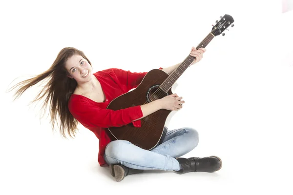Adolescente detém guitarra em estúdio — Fotografia de Stock