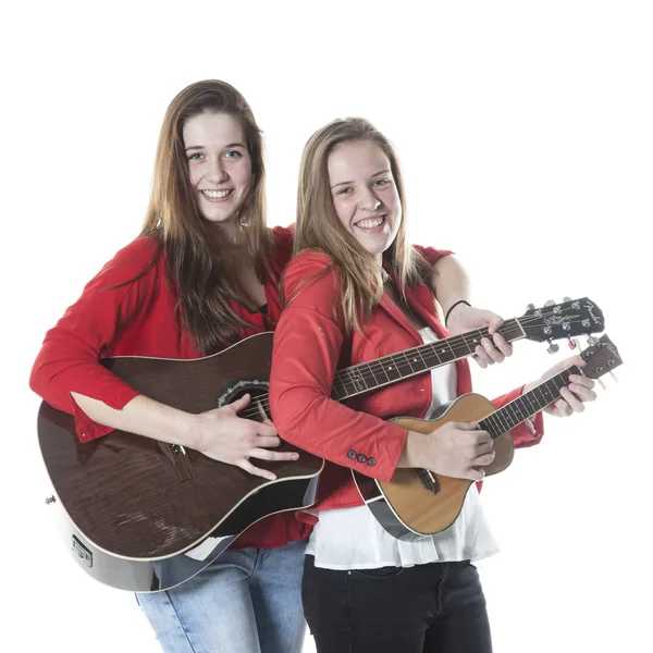 Duas irmãs adolescentes tocam ukelele e guitarra em estúdio — Fotografia de Stock