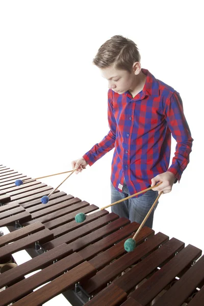 Dospívající chlapec hraje marimba Studio — Stock fotografie