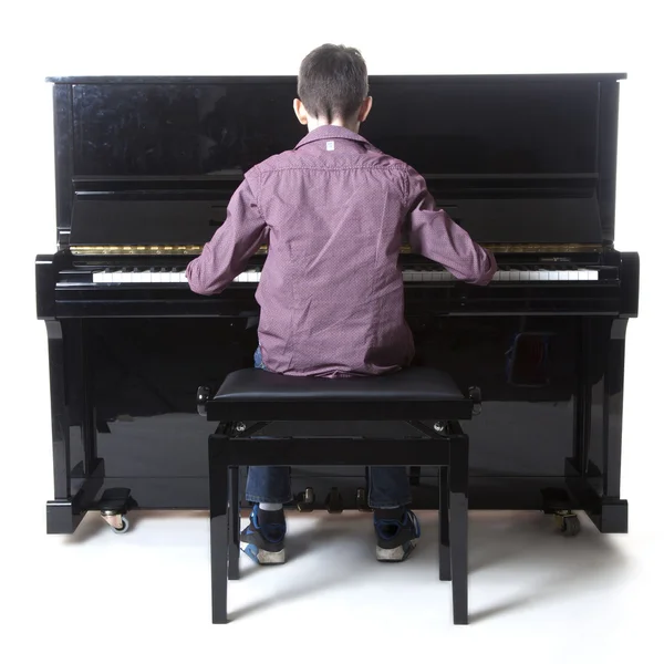 Genç çocuk dik piyano Studio oturur — Stok fotoğraf