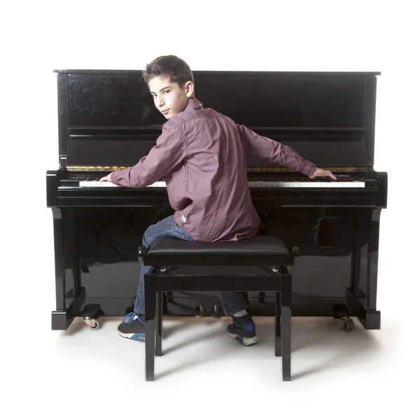 Genç çocuk piyano çalıyor — Stok fotoğraf