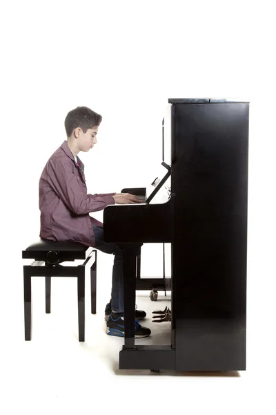 Genç çocuk dik piyano Studio oturur — Stok fotoğraf