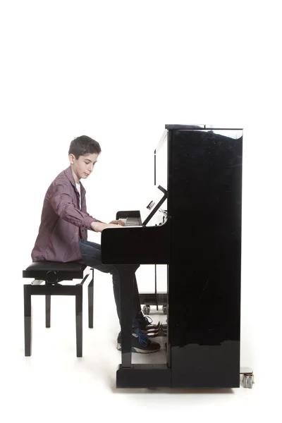 Genç çocuk piyano studio çalıyor. — Stok fotoğraf