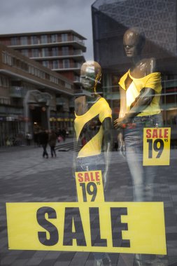 moda alışveriş penceresinde satış depolamak