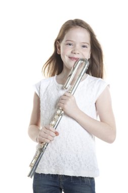 kahverengi saçlı genç kız flüt studio tutar.