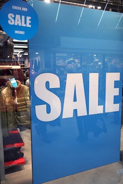 Sale in shopping wndow of fashion store — Stock Photo, Image