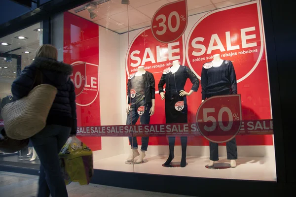 Kobieta przechodzi sprzedaż w oknie sklepu moda zakupy — Zdjęcie stockowe