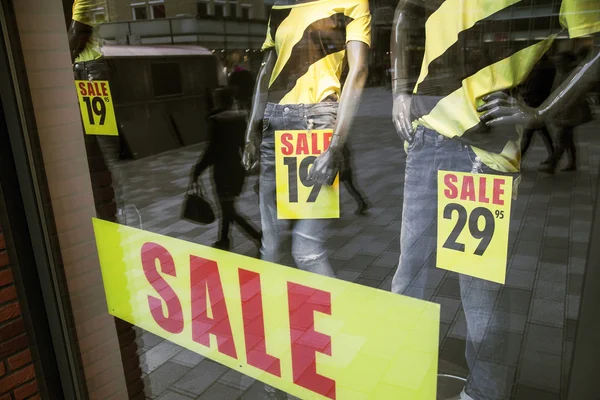 Försäljning i kläder shopping fönster lagra — Stockfoto