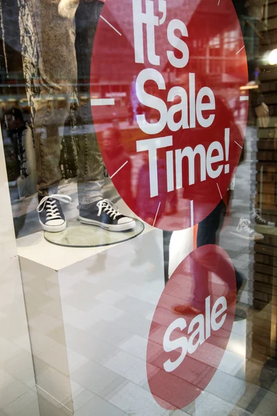 Πώληση σε ψώνια παράθυρο της μόδας κατάστημα — Φωτογραφία Αρχείου