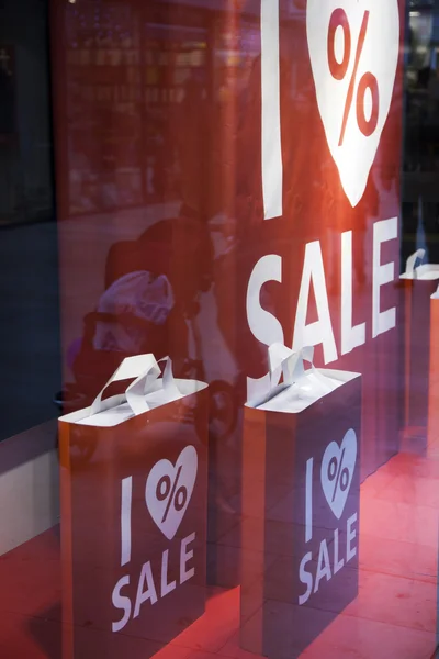 Försäljning i shopping fönster — Stockfoto