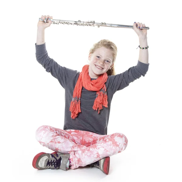 Jeune fille aux cheveux roux et taches de rousseur tenant flûte — Photo