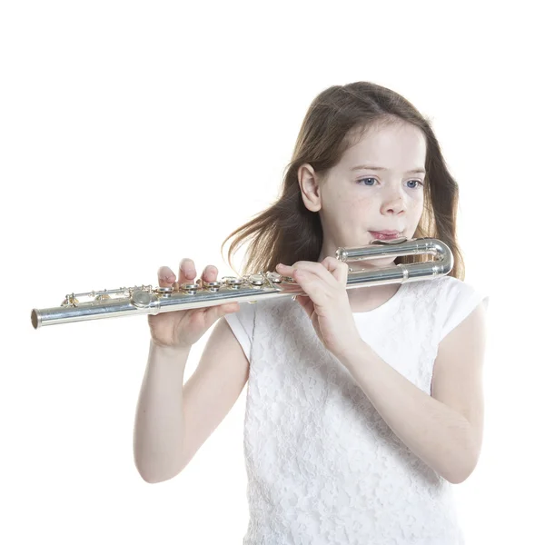 Молодая девушка с каштановыми волосами держит флейту в студии — стоковое фото