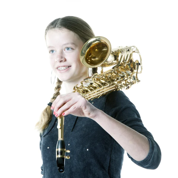 Loira adolescente mantém saxofone em estúdio — Fotografia de Stock