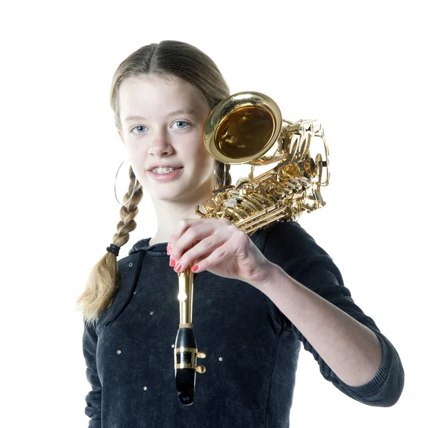 Дівчина-підліток з саксофоном в студії з білим тлом — стокове фото