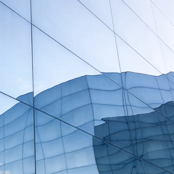 현대 유리 반사 푸른 하늘의 건물의 외관 및 — 스톡 사진