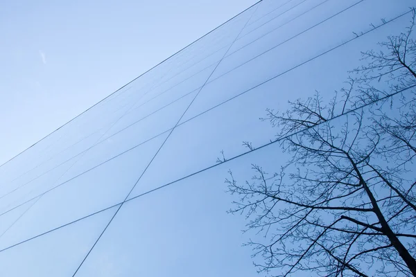 Mavi gökyüzü yansımaları ile bina modern Cam cephe bir — Stok fotoğraf